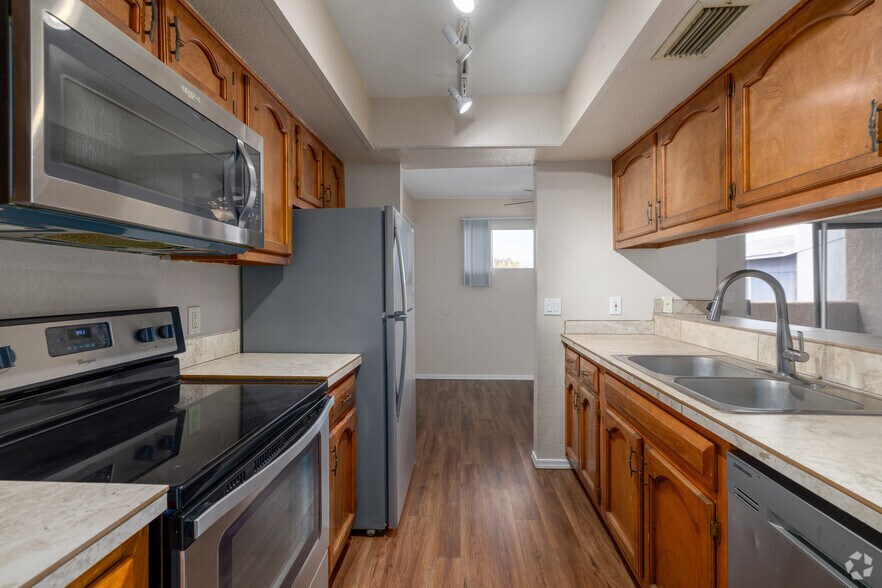 2BR, 2BA - 1,100SF - Kitchen - Mountain View Gardens Apartments