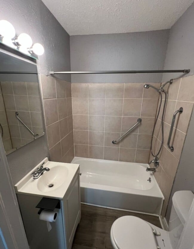 Building Photo - Cozy 2-Bedroom Duplex Minutes from Indepen...