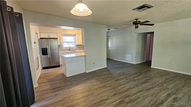 Building Photo - 9306 N Santos Dr