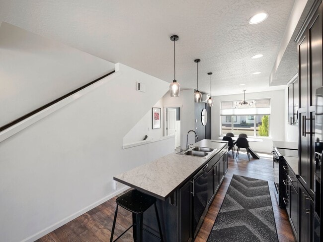 Building Photo - 2423 W Bridge Ave