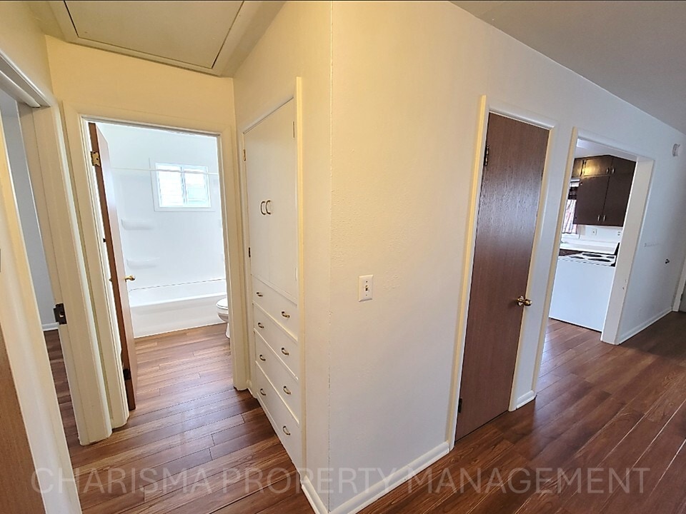 Building Photo - 1106 S Bahnson Ave