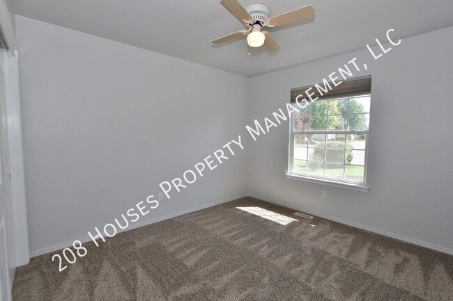 Building Photo - Clean & Move-In Ready Home!