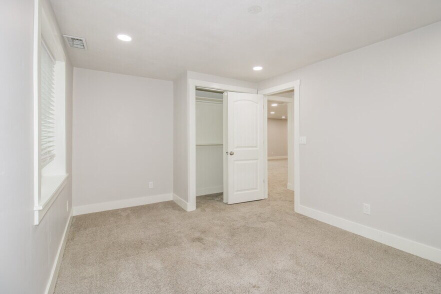 Building Photo - 4621 S W Pk Dr