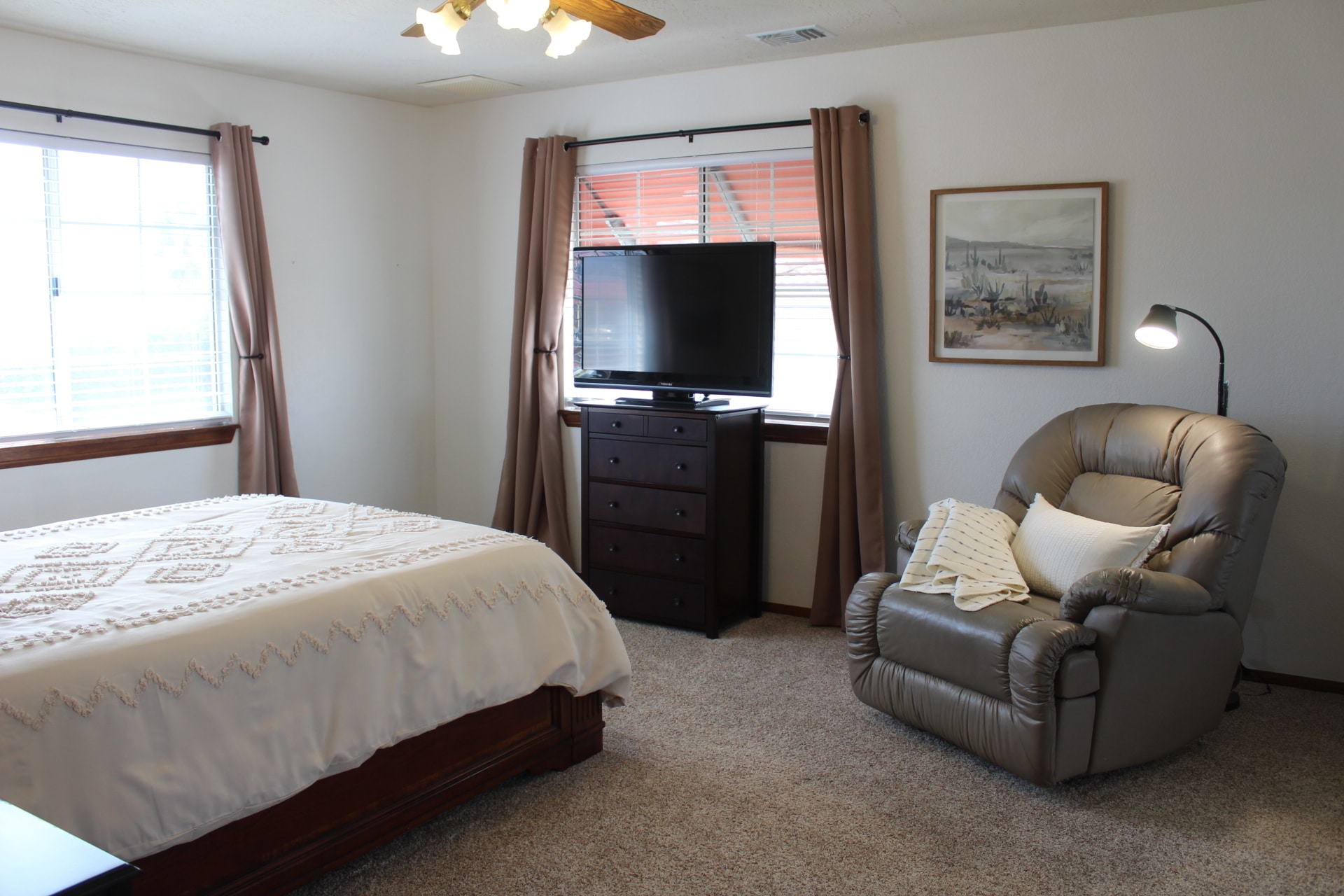 Queen Bedroom - 16362 Kamana Rd