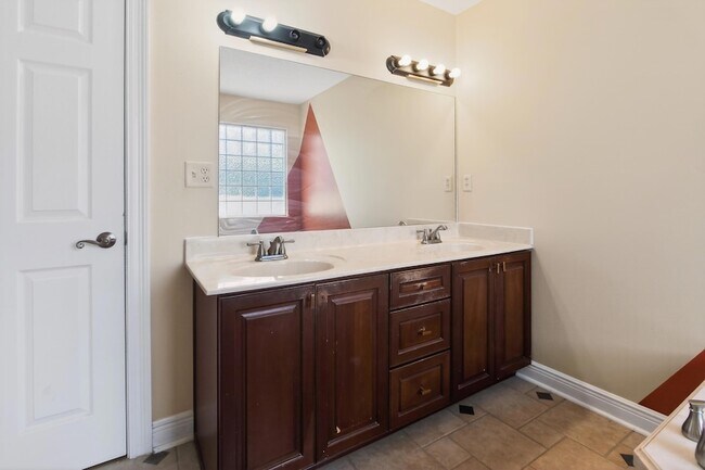 Building Photo - 1249 Northview Dr