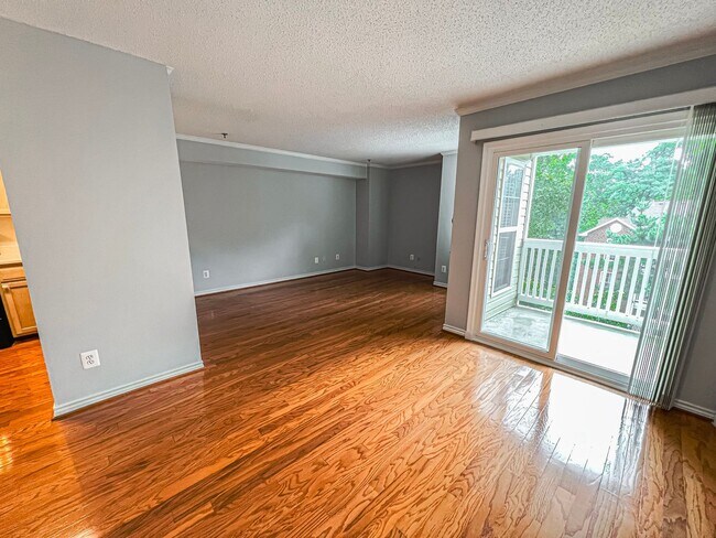 Building Photo - Charming 1 Bed 1 Bath Unit With Private Balcony In The Fountains At McLean - Water Included