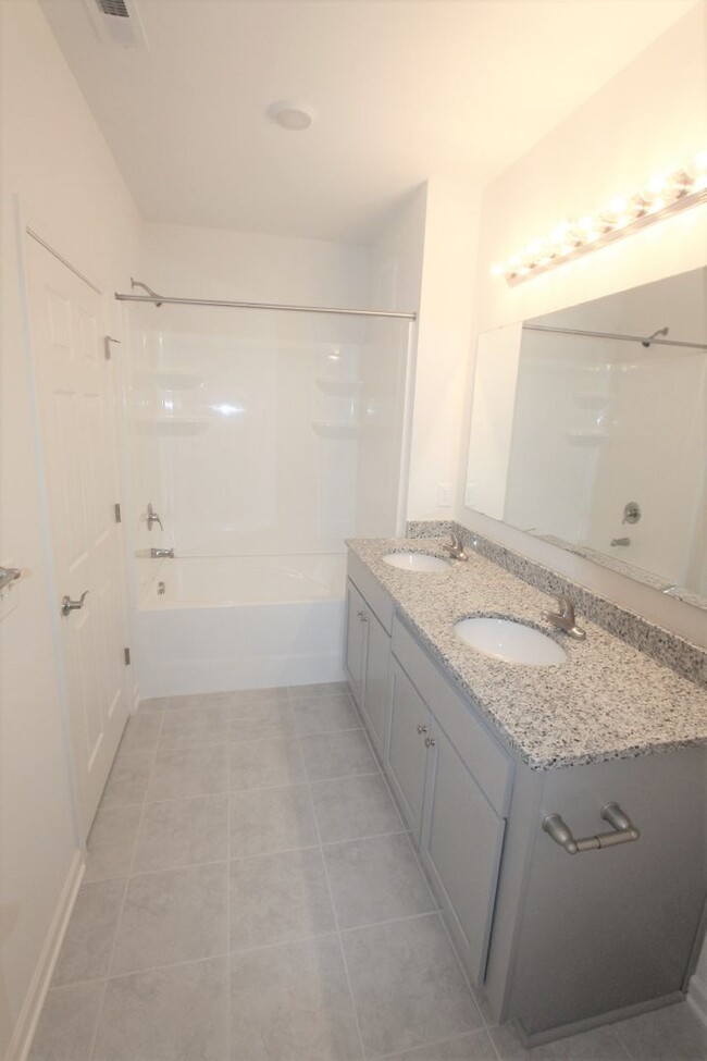 Building Photo - BEAUTIFUL 3BD 2.5 BTH Apartment home RAINT...