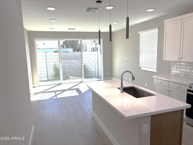 Building Photo - 1021 E Pasadena Ave