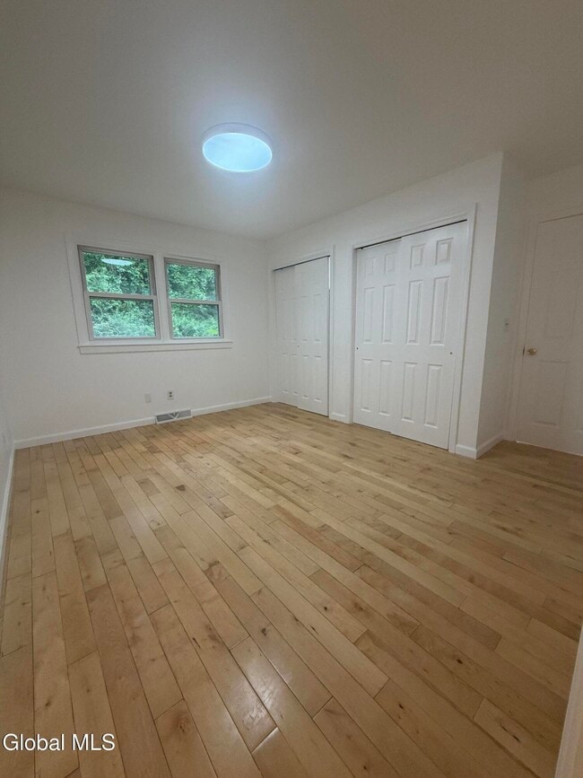 Building Photo - 5 Saybrook Dr