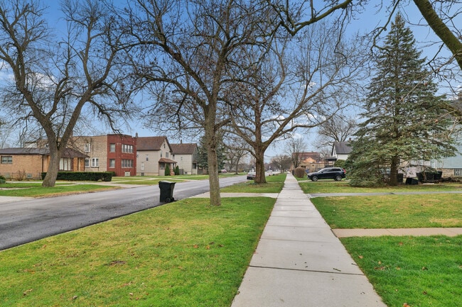 Building Photo - 10226 S Charles St