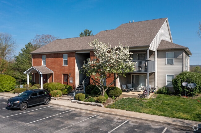 Primary Photo - Crown Pointe