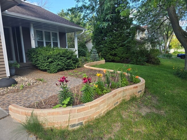 Building Photo - 206 N High Point Rd