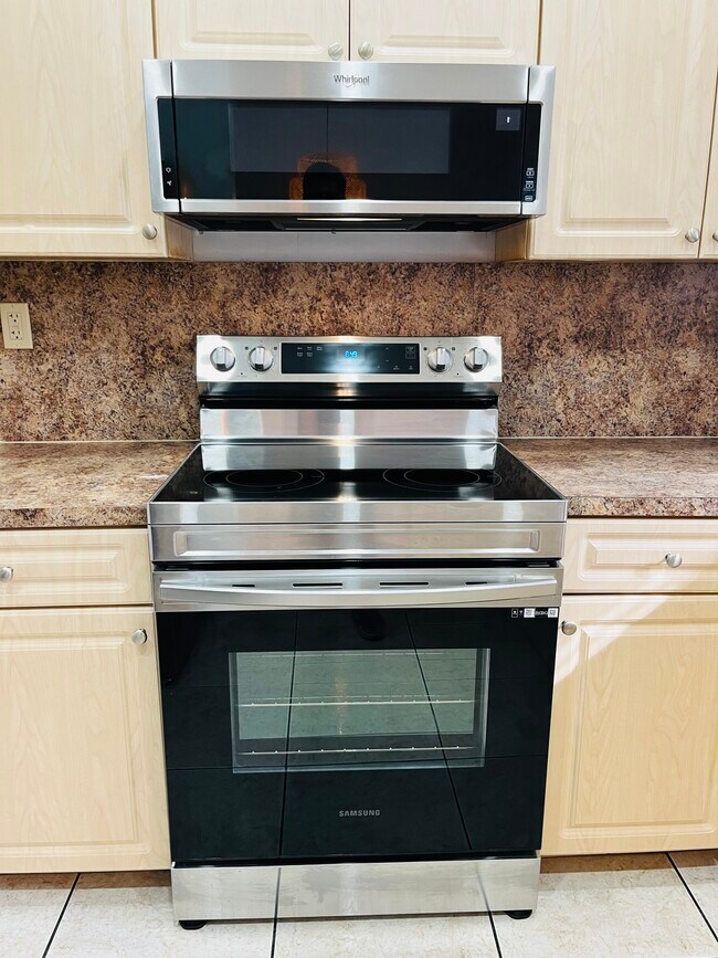 Kitchen - 415 E 10th St