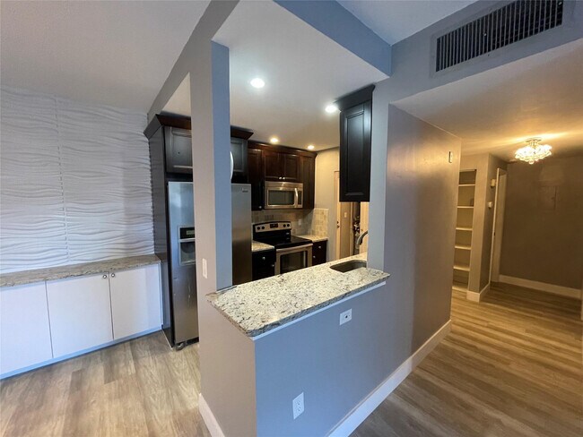 Building Photo - 400 N Riverside Dr