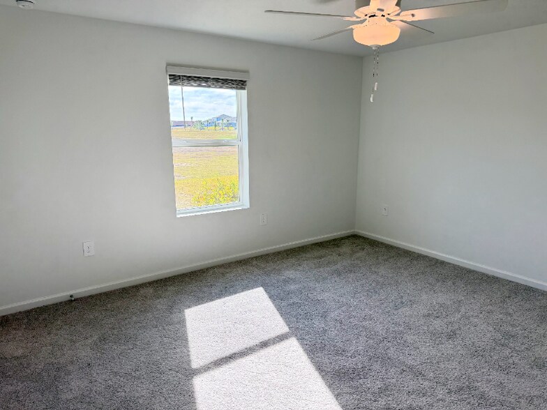 Building Photo - 4212 SW 82nd Ln