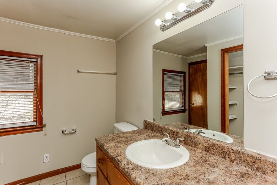 Building Photo - 5299 Sharon St