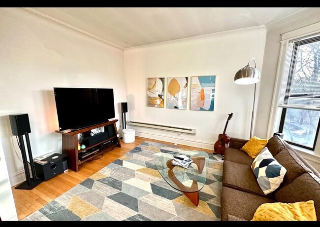 Building Photo - 1 bedroom in Chicago IL 60657