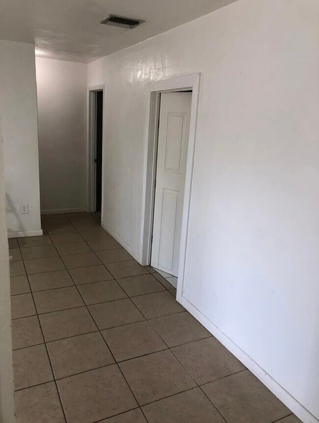 Building Photo - 11413 SW 150th Dr