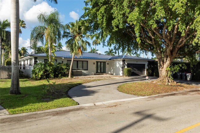 Building Photo - 1141 N North Lake Dr
