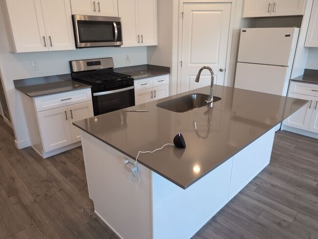 Building Photo - Modern Comfort Meets Effortless Living in Long Valley!
