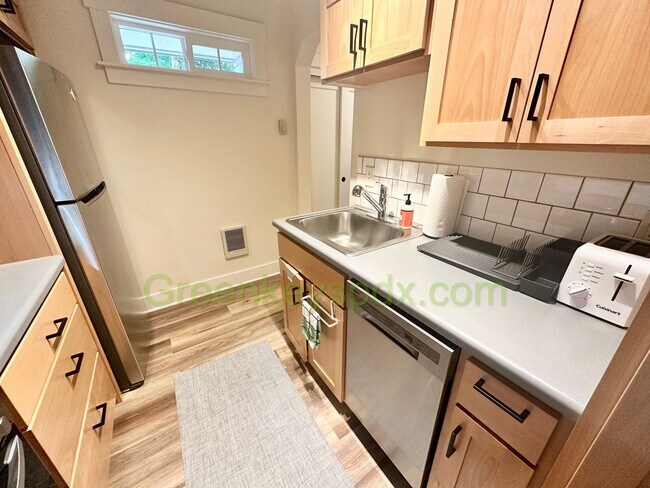 Building Photo - Cute Fully Furnished 1-Bedroom Unit in a T...