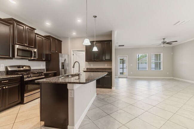Building Photo - Spacious 4 bed, 3 Bath Terra Bella Home fo...