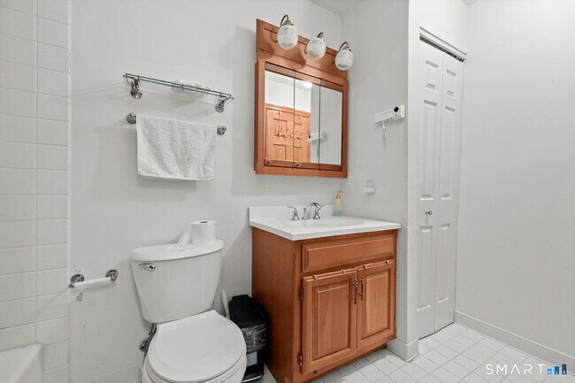 Building Photo - 1465 E Putnam Ave