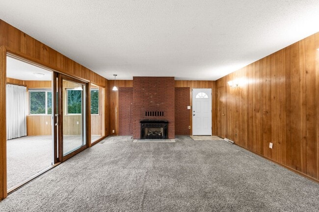 Building Photo - 5 Bed 2 Bath Spacious 3200 sq/ft Lower South Hill brick rancher property