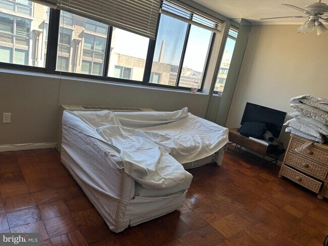 Building Photo - 522 21st St NW