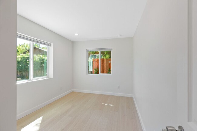 Building Photo - Private 1BD ADU Retreat with Spacious Private Rear Yard – Near CSUN