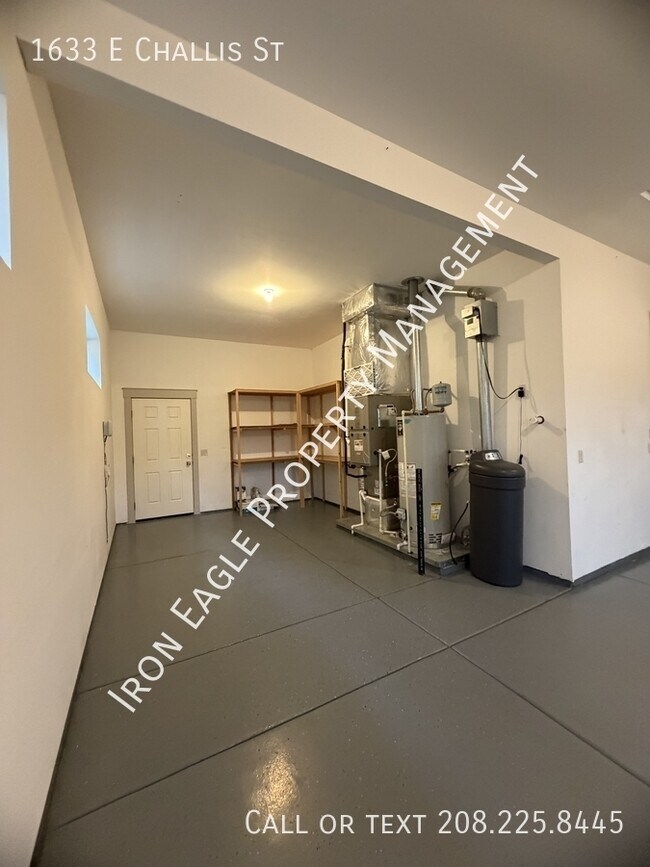Building Photo - 1633 E Challis St