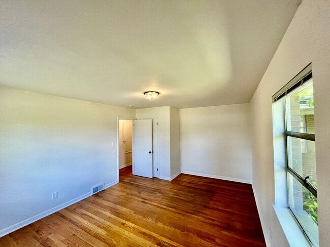 Building Photo - Newly Renovated Seattle 3bed 2bath Home