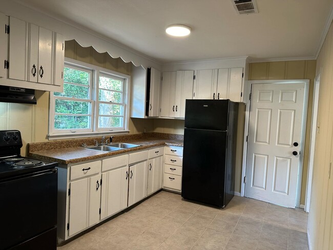 Building Photo - 617 Hibner St