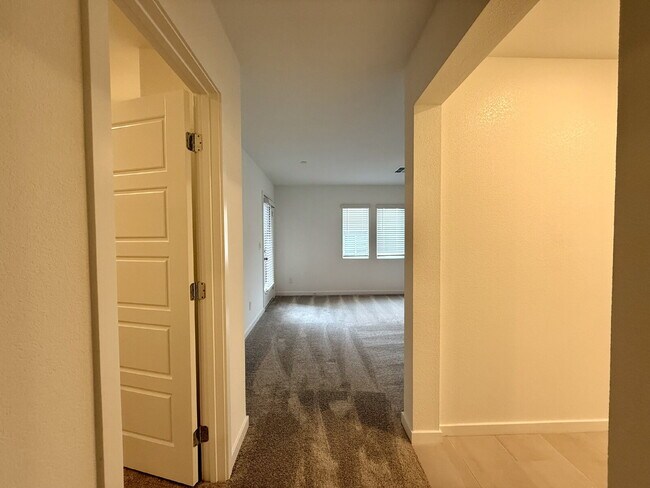 Building Photo - 3 BED 2.5 BATH 2 BALCONY 2 CAR GARAGE TOWNHOUSE IN HENDERSON FOR RENT!!