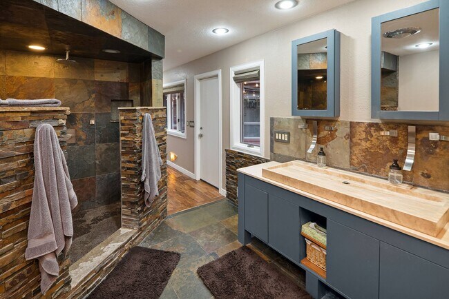 Building Photo - FURNISHED 6-12 MONTH LEASE - WEST SEDONA - GATED COMMUNITY