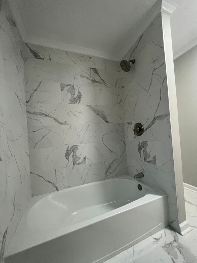 Building Photo - MOVE-IN READY! *HOLIDAY MOVE-IN SPECIAL $500 off the first full months rent if lease signed by 1/...