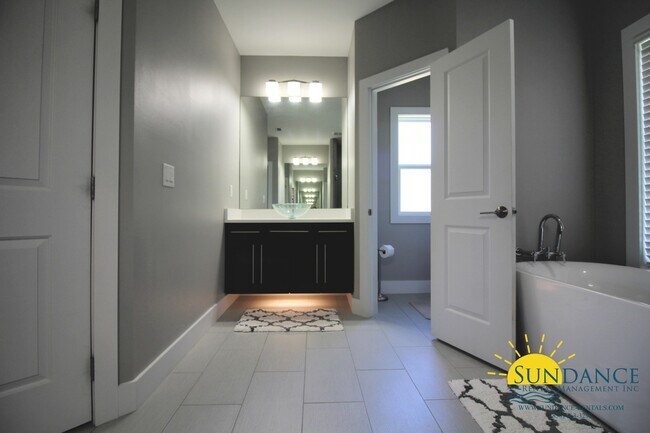 Building Photo - Stunning 4 Bedroom Custom Built Lake Front Home!