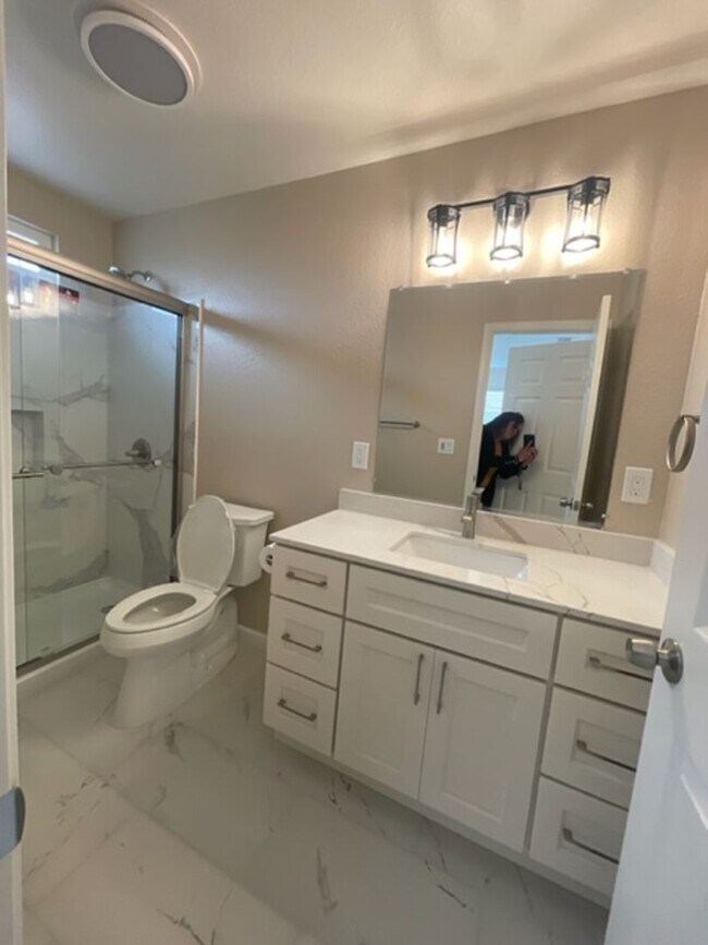 Building Photo - For Rent: Beautifully Updated 3-Bedroom Ho...