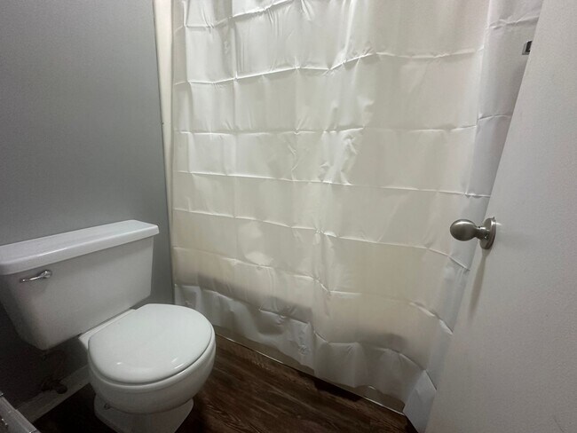 Building Photo - Downstairs unit off Miccosukee!