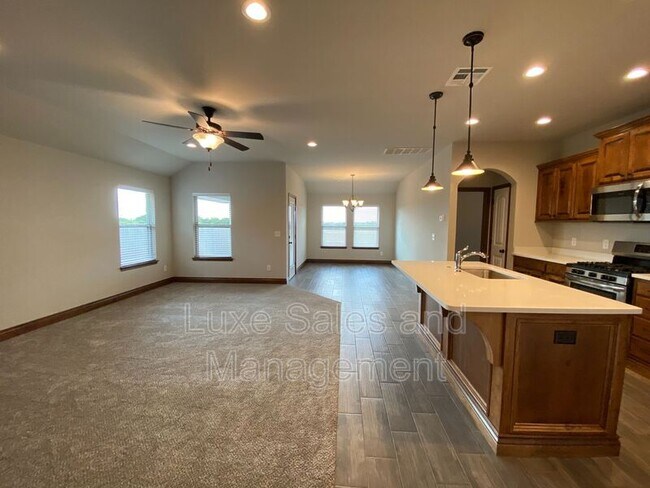 Building Photo - 12817 Double V Dr