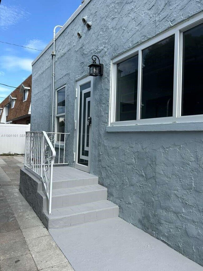 Building Photo - 2242 Polk St