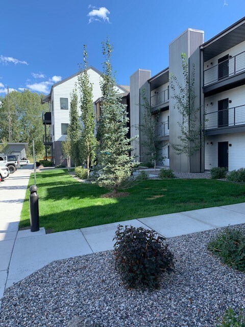 Building Photo - 2 Bedrooms 2 Bathrooms - Corner Unit- Grou...