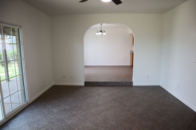 Building Photo - Take a deep breath! Lots of room to breath here.