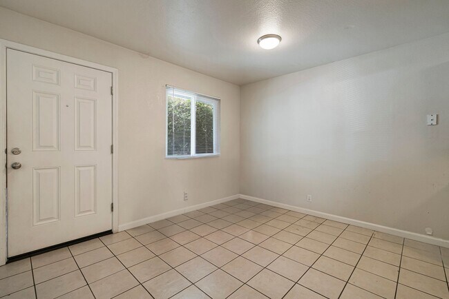 Building Photo - 435 Maple St