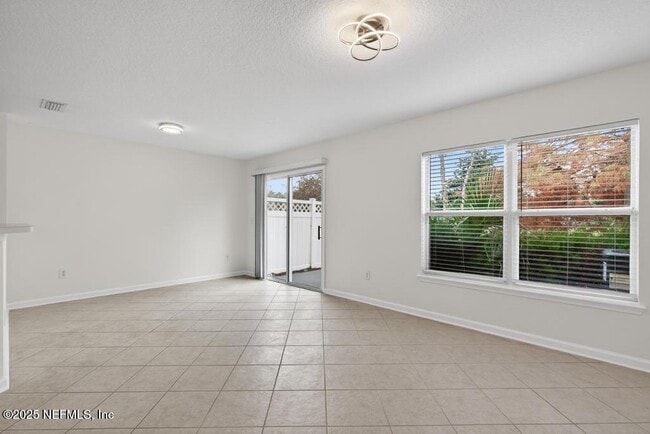 Building Photo - 411 Walnut Dr