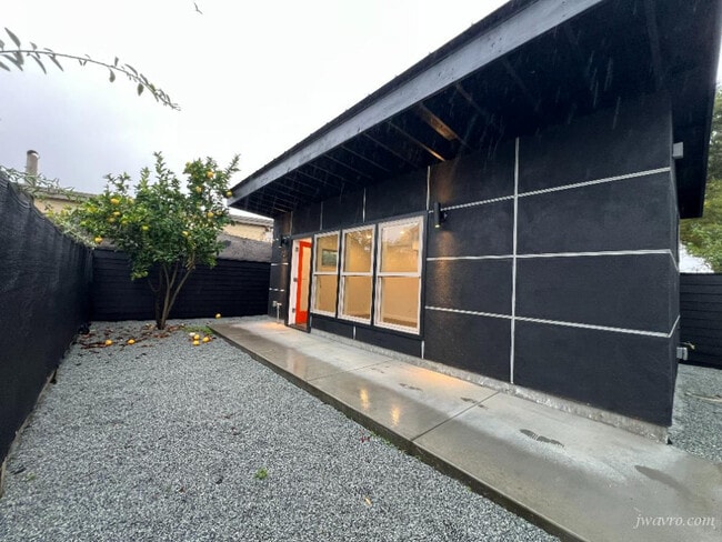 Building Photo - 939 26th St