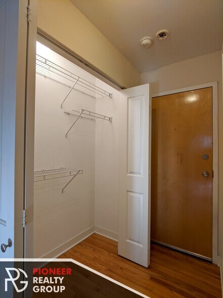 Building Photo - 643 W Wrightwood Ave