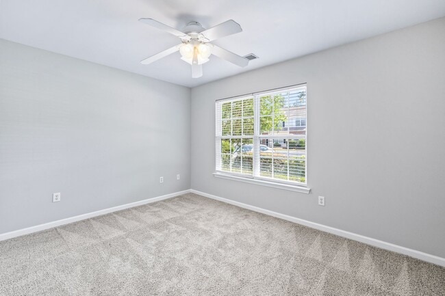 Building Photo - Cute, Convenient Townhome!