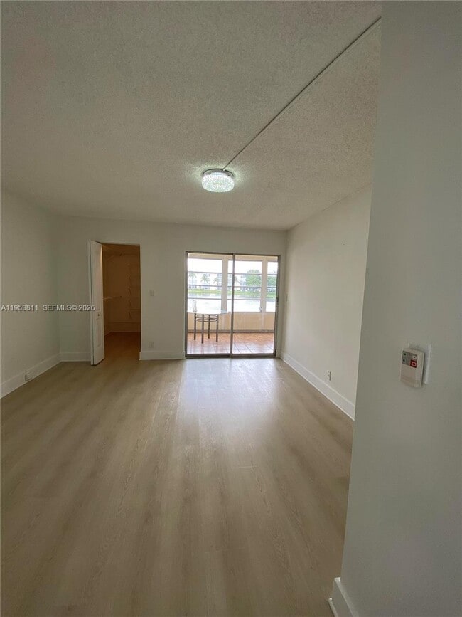 Building Photo - 1903 Bermuda Cir