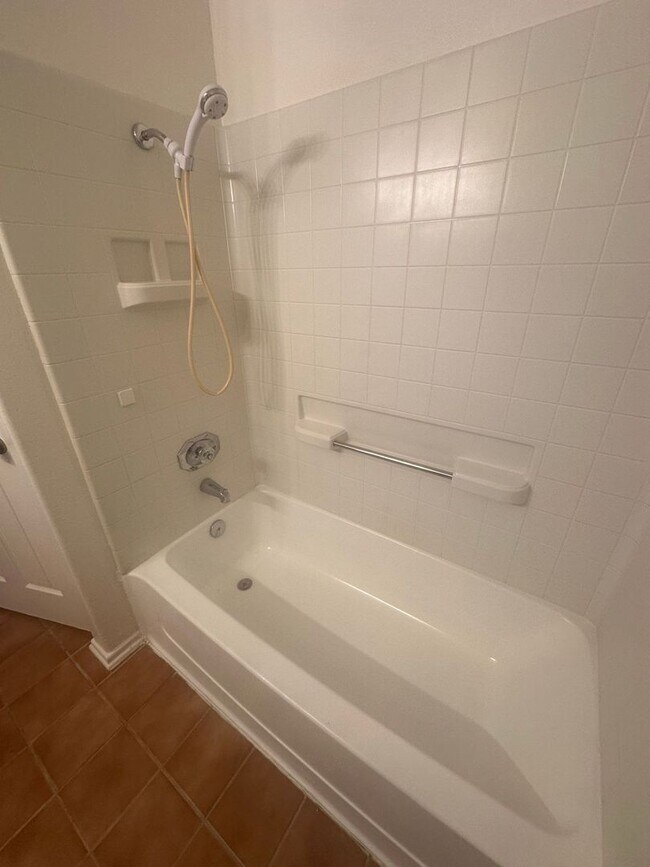 Building Photo - 5 BEDROOM, 2 STORY,SPACIOUS VICTORVILLE HOME! NEAR MALL!